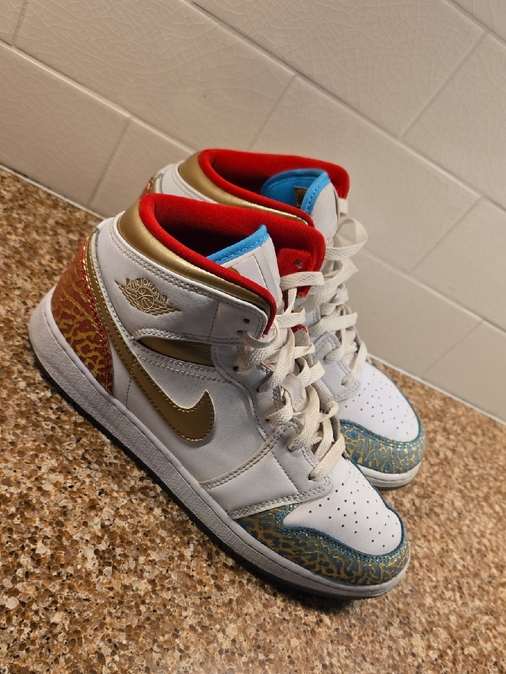 Grade School Air Jordan 1 Mid In White, Metallic Gold And University Red